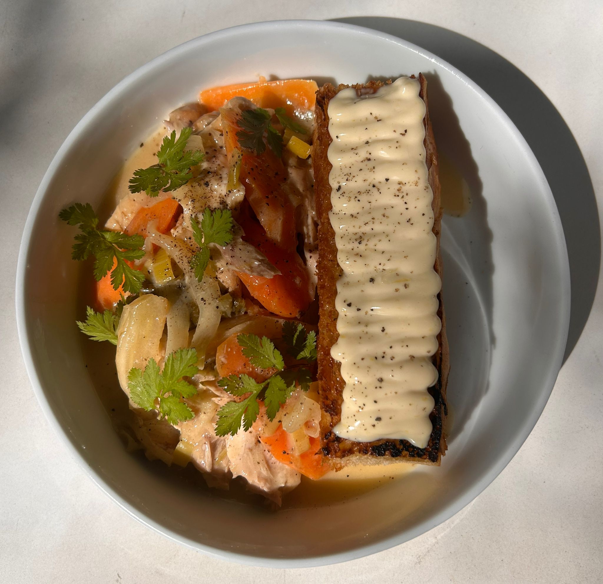 Detalle de cocina y emplatado